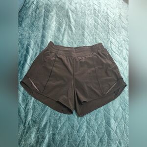 lululemon hotty-hot shorts 4 inch size 6